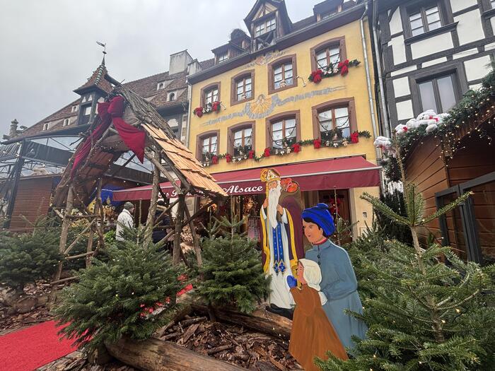 アルザスのクリスマスマーケットに飾りつけされた街並み