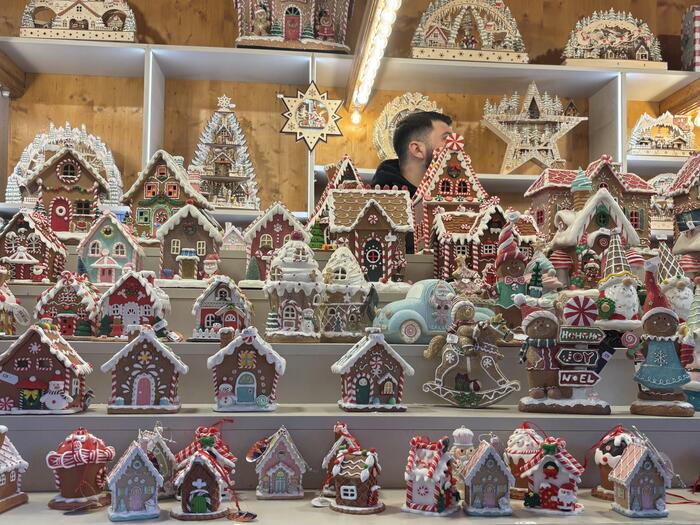 メリーゴーランドやクリスマスツリーほか、手工芸品の展示