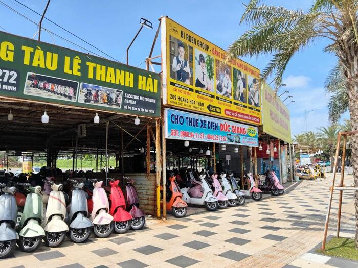 ビーチ沿いで見かける電気バイクのレンタル屋