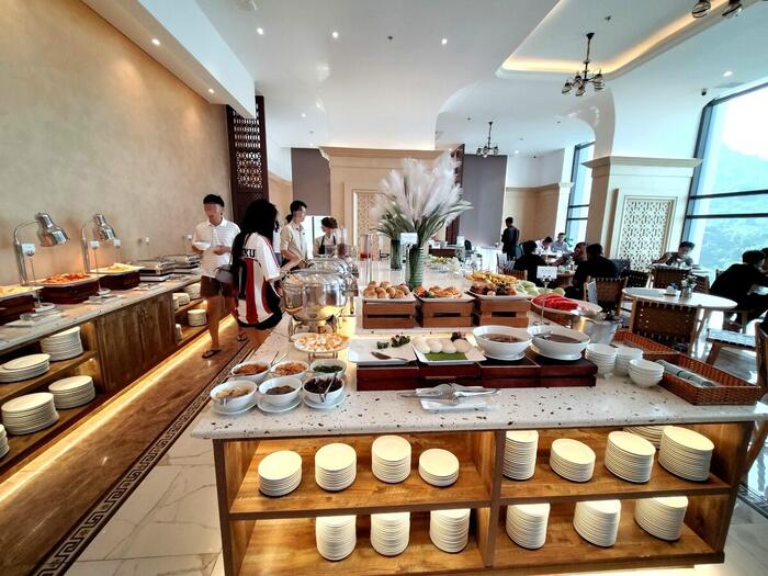 充実の朝食ビュッフェのレストラン会場で楽しむ人々