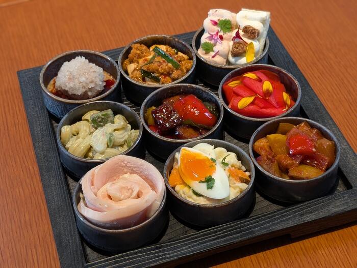 彩り豊かなお惣菜がかわいらしく盛り付けられたguu tableのデリプレート