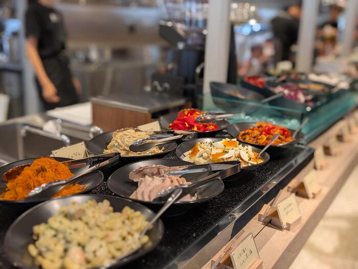 guu tableのランチタイムに楽しめる品数豊富な多国籍デリビュッフェコーナー