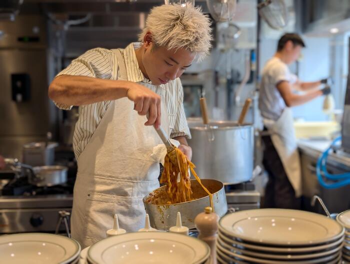 シェフの調理風景を間近で見られるLALA PASTAのオープンキッチン