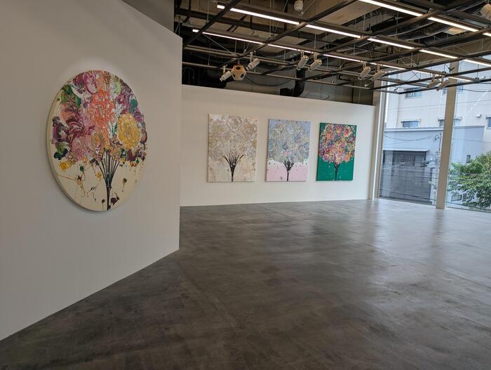 mimimi JIYUGAOKA2階のアートギャラリーで開催された奥田雄太の個展風景