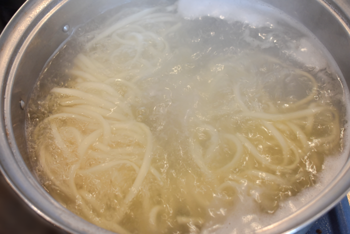筑後うどんを茹でているところ