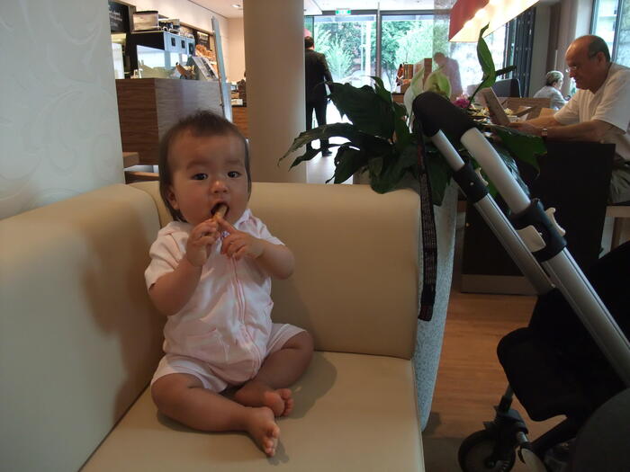 赤ちゃんが夢中でスティックを食べている