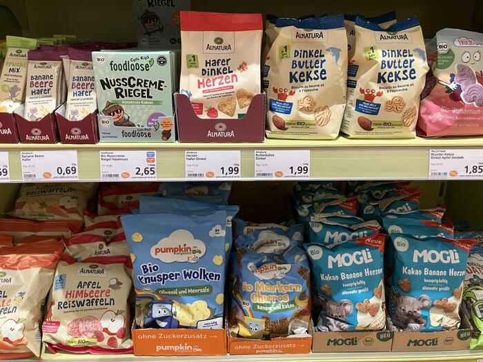 スーパーのクッキーやワッフル菓子、ミューズリーバーなどの陳列棚