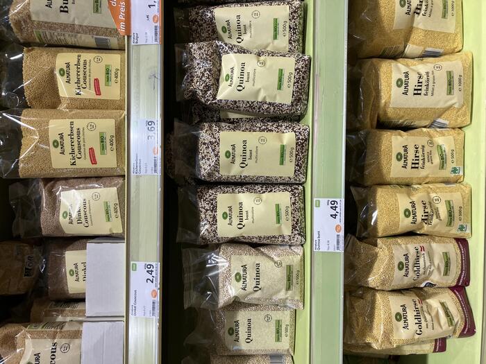 キヌアやキビ、ヒヨコ豆のクスクスなどの単品売りの陳列