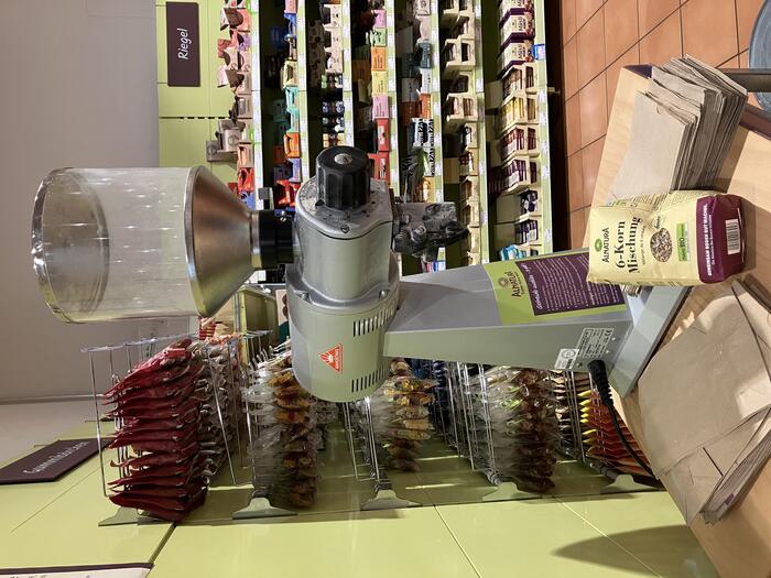 全粒穀物ミックス。店内にあるこ穀物をひく機械