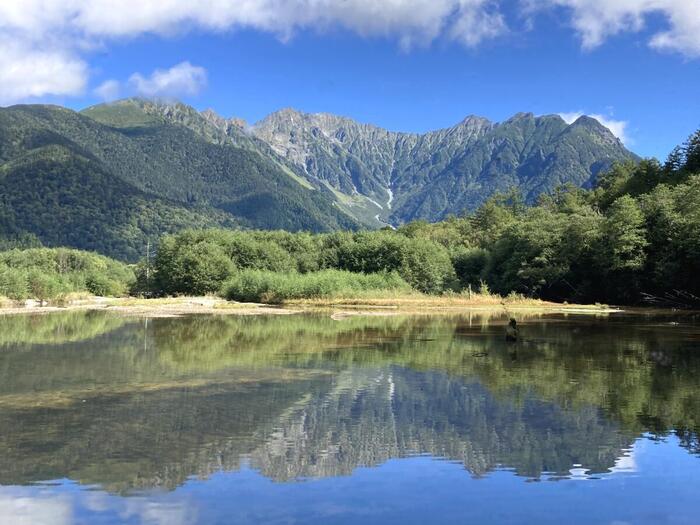 鏡のような大正池の水面にくっきりと映り込む穂高連峰