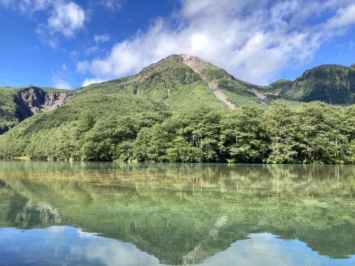 釣鐘状の美しい焼岳が大正池の水面に映る反転風景