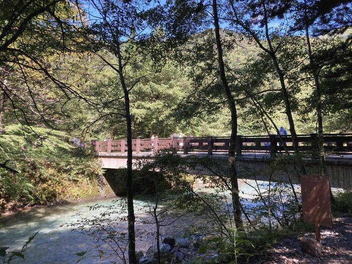 梓川に架かる木の温もりを感じる田代橋の外観