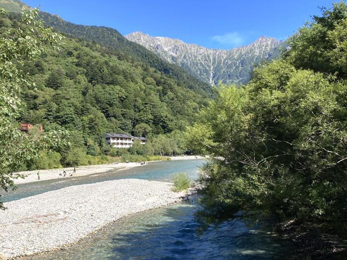 田代橋の上から見渡す梓川のせせらぎと山並みの眺め