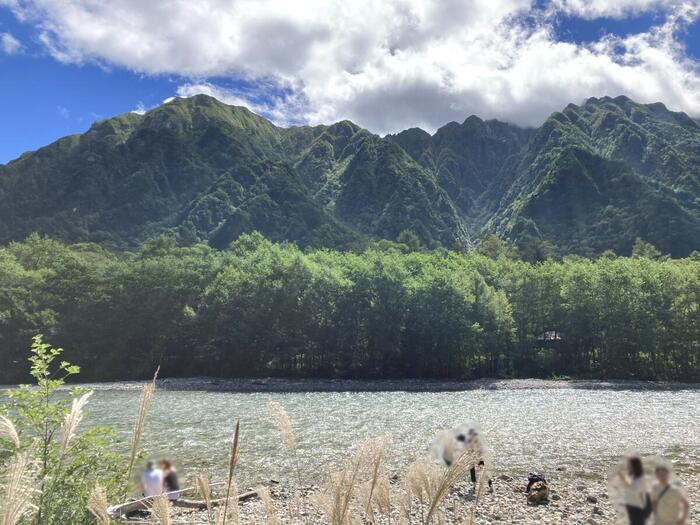 梓川の対岸に険しく鋭い姿を見せる六百山