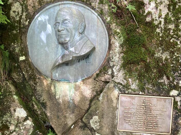 岩壁にひっそりと埋め込まれたウォルター・ウェストンのレリーフ