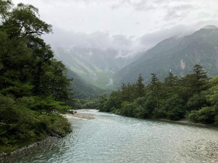 黒い雨雲が立ちこめ幻想的な雰囲気に包まれた穂高連峰
