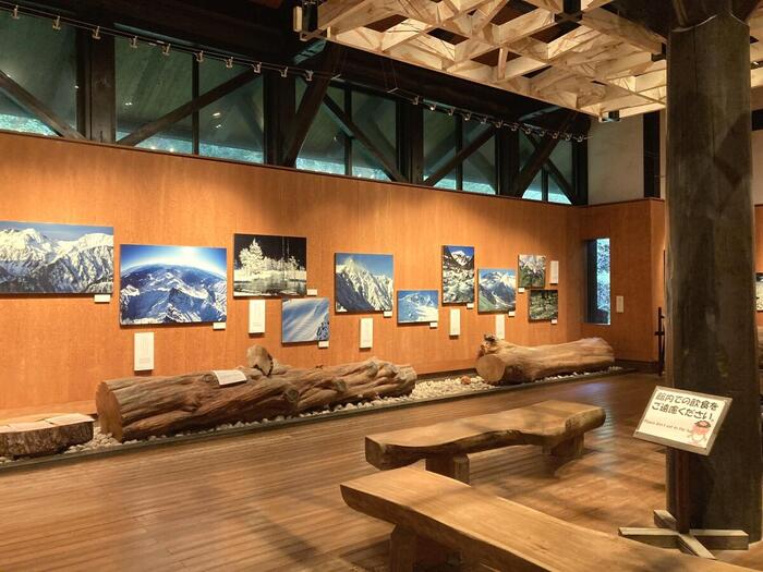 太い木組みの天井が山荘のような上高地ビジターセンターの展示室