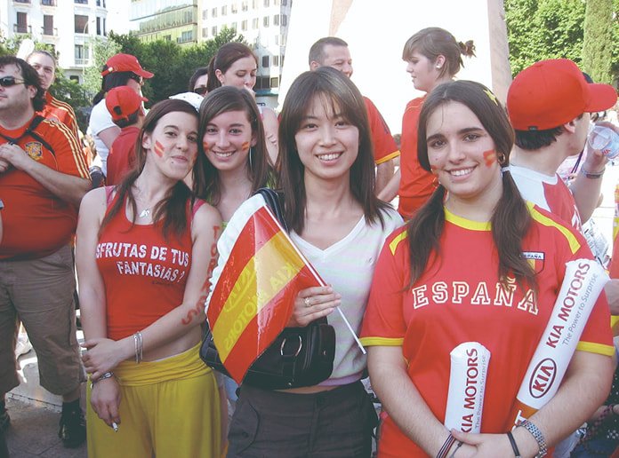 スペイン代表サッカーチームの優勝パレードで旗を持つ人々