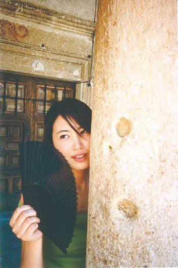 柱の陰から顔をのぞかせる村治佳織さん