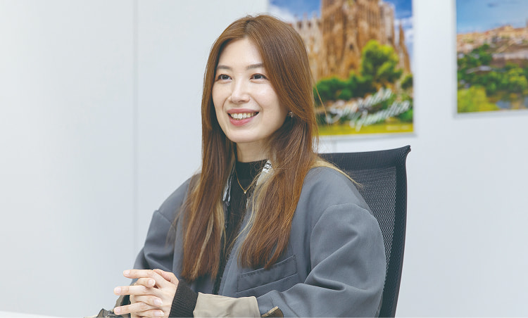 インタビューに答える村治佳織さん