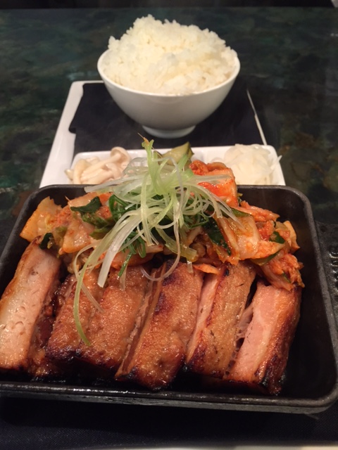 ランチとディナーどちらでもいただけるKakuniは、豚の脇腹肉を使用。