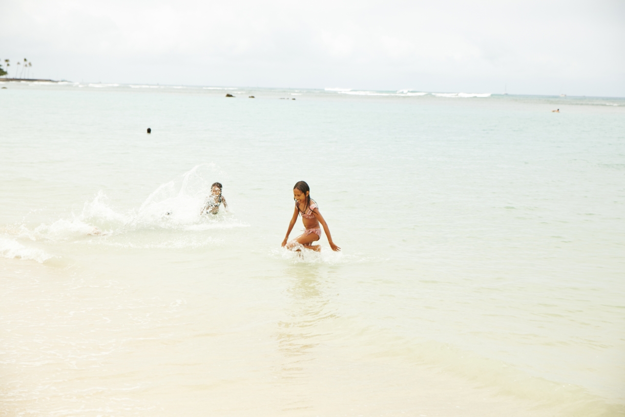 海底の砂がやわらかいので、お子さんの水遊びにもぴったり　写真：Hawaiiii編集部