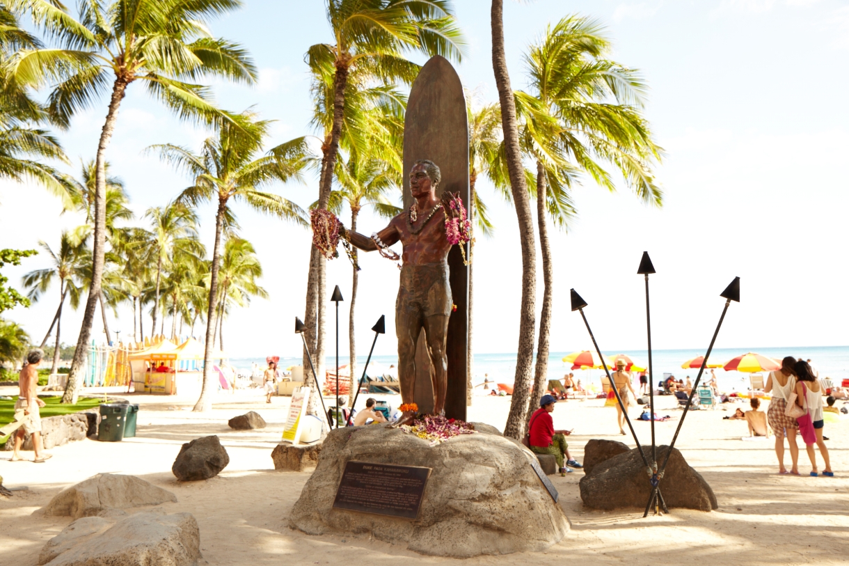ワイキキビーチにある、サーフィンの神様「デューク･カハナモク」像 写真：Hawaiiii 編集部