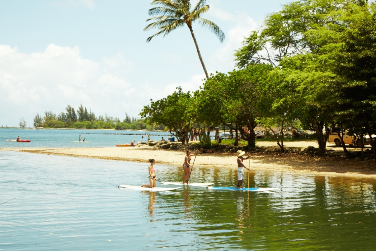 パドルサーフィンは乗りこなすまでが大変ですが、その眺めは最高！ 写真：Hawaiiiii 編集部