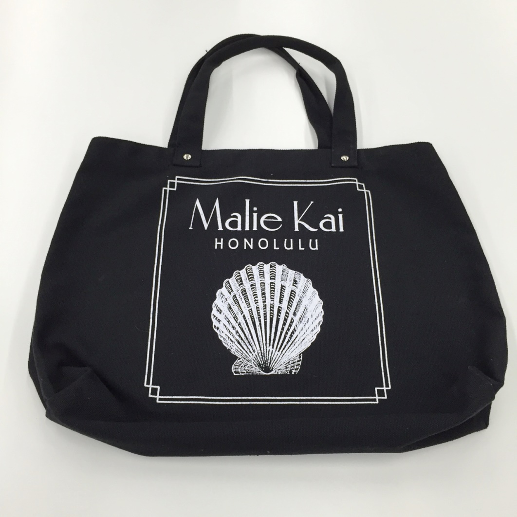 マリエカイのトートバッグ正面。貝殻のロゴが主張していますが、上品な印象。