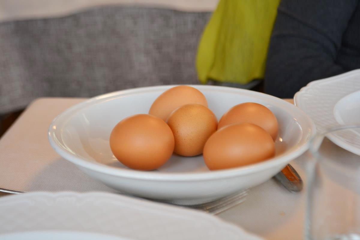 アスパラガスの登場を待つ間に、ゆで卵が...これも茹でたて熱々です　撮影：Aki Shirahama