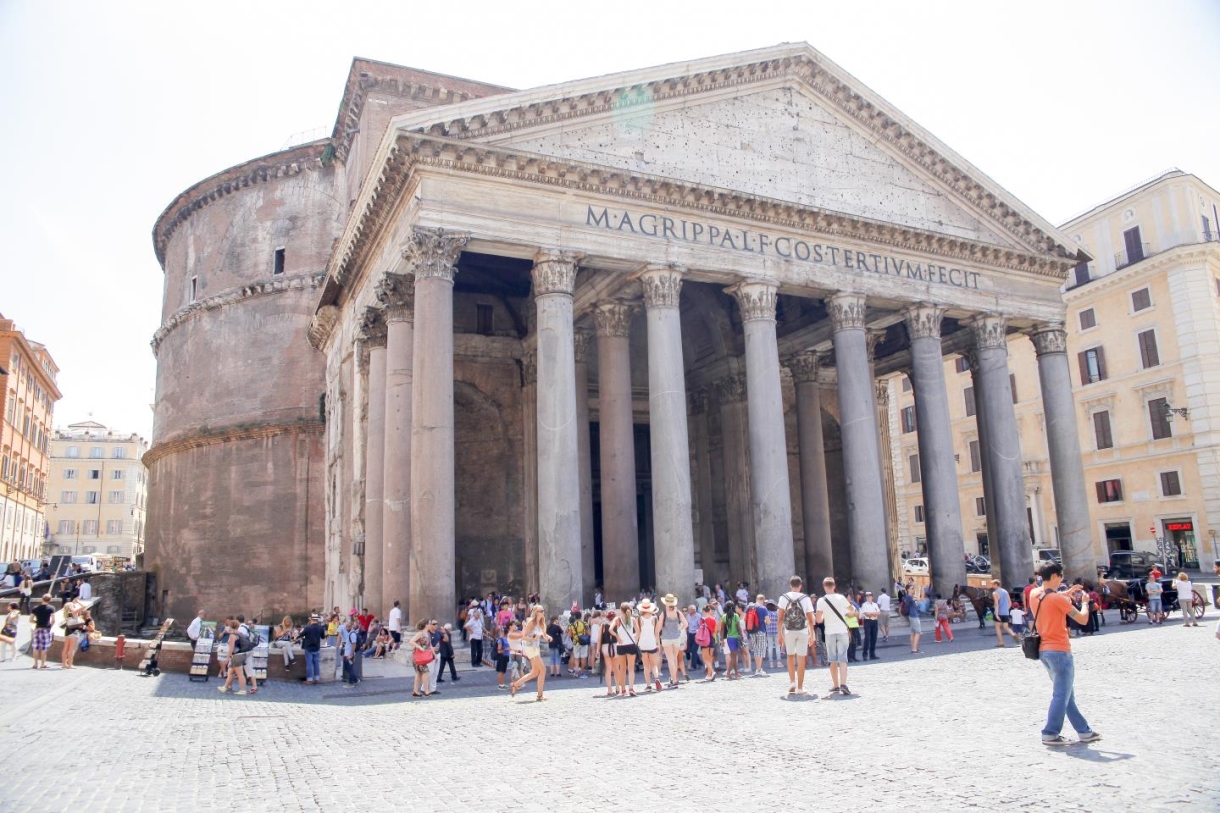 古代ローマ時代の柱を構える入口と、円型の建物が特徴的です