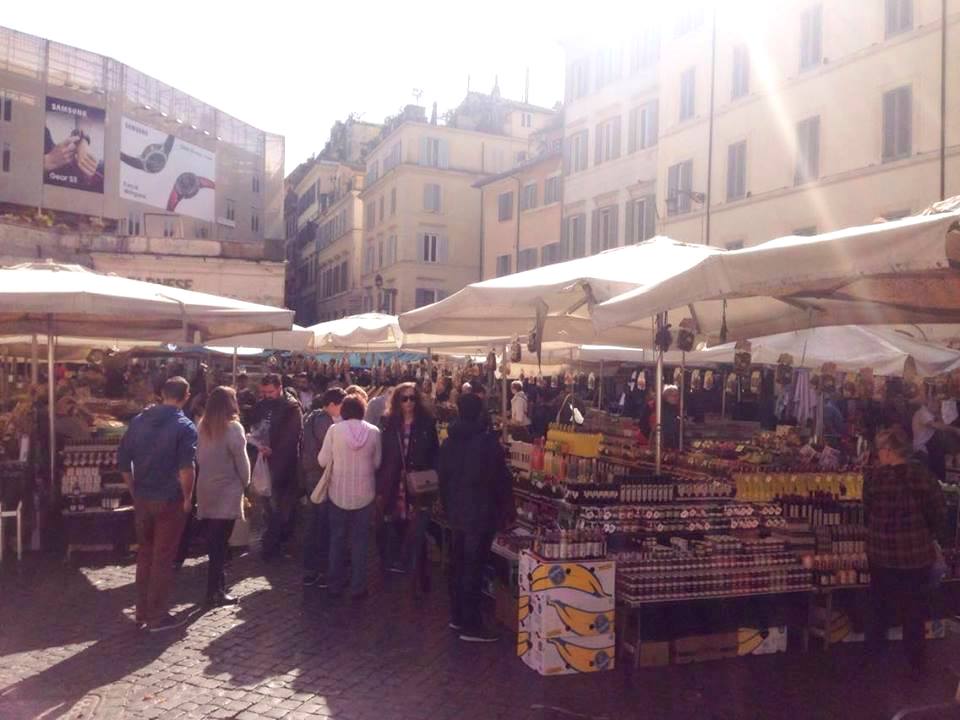 カンポ・デ・フィオーリ広場の市場