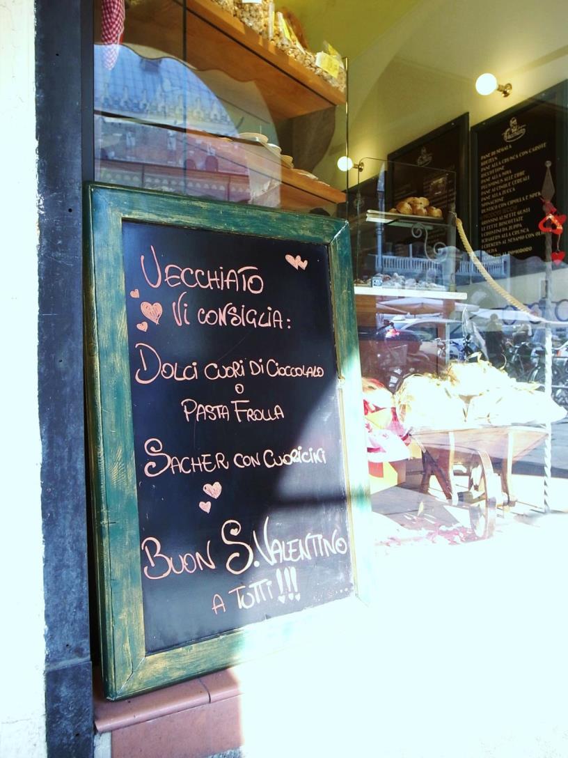 こちらはパン屋さんの店先。サン・ヴァレンティーノ用のお菓子が用意してありますよ、とメニューでも案内しています