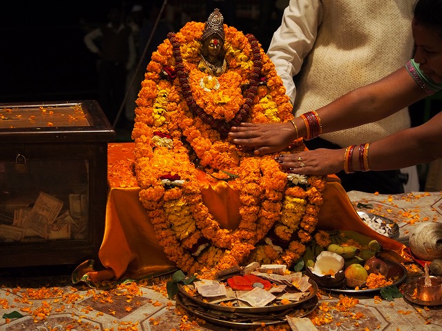 お祈りに欠かせない インドのきれいな花輪飾り たびこふれ