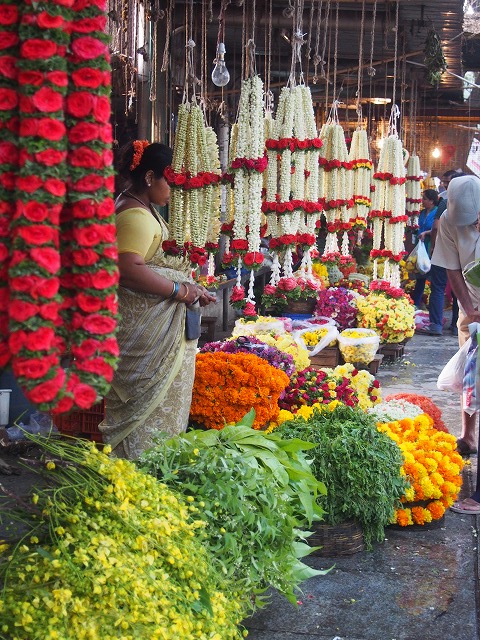 お祈りに欠かせない インドのきれいな花輪飾り たびこふれ