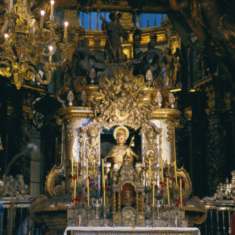 スペイン サンティアゴ デ コンポステーラ 時を超えて祈りを集める たびこふれ