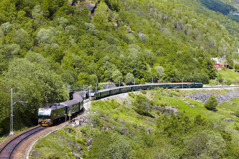 ノルウェー 鉄道の旅 車窓から眺める絶景 たびこふれ
