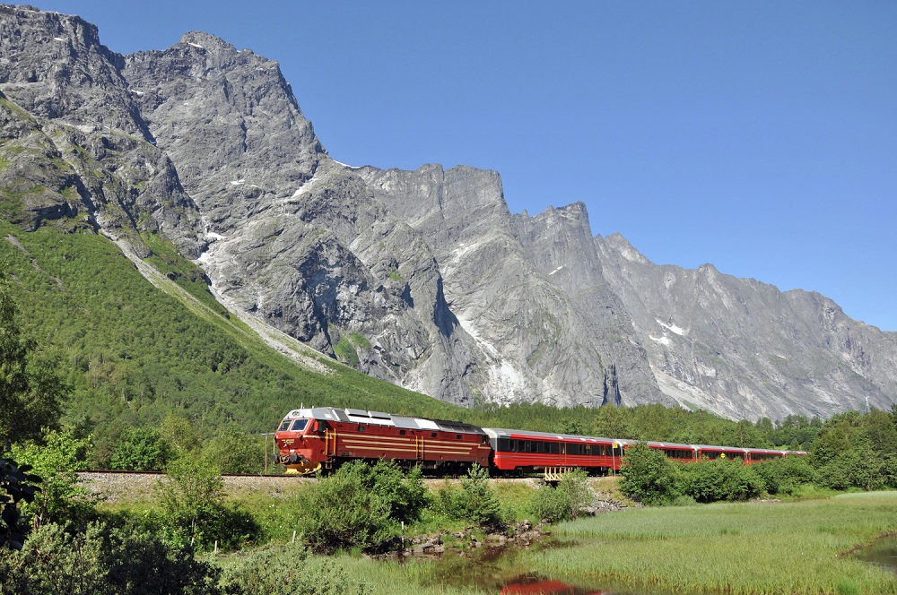 The-Rauma-Railway-passing-the-Trollveggen-wall-082014-99-0002_1500.jpg
