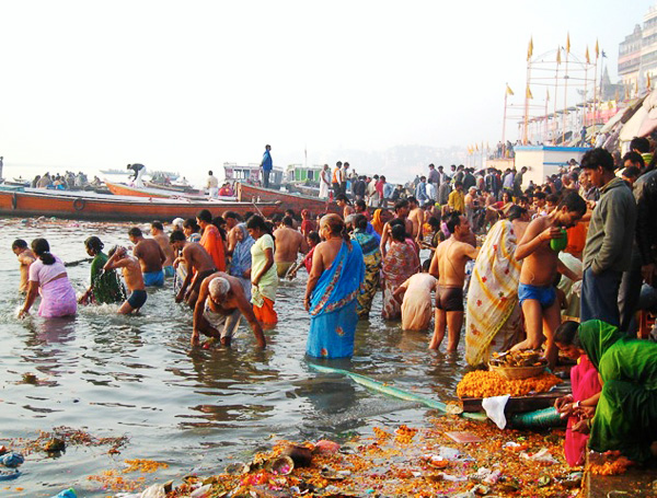 インド最大の聖地バラナシの ガンジス川 には 人の死体まで流れている という噂の真相は たびこふれ