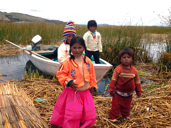 ペルーとボリビアにまたがるチチカカ湖 標高3800ｍを超える浮島での 驚きの水上生活事情とは たびこふれ