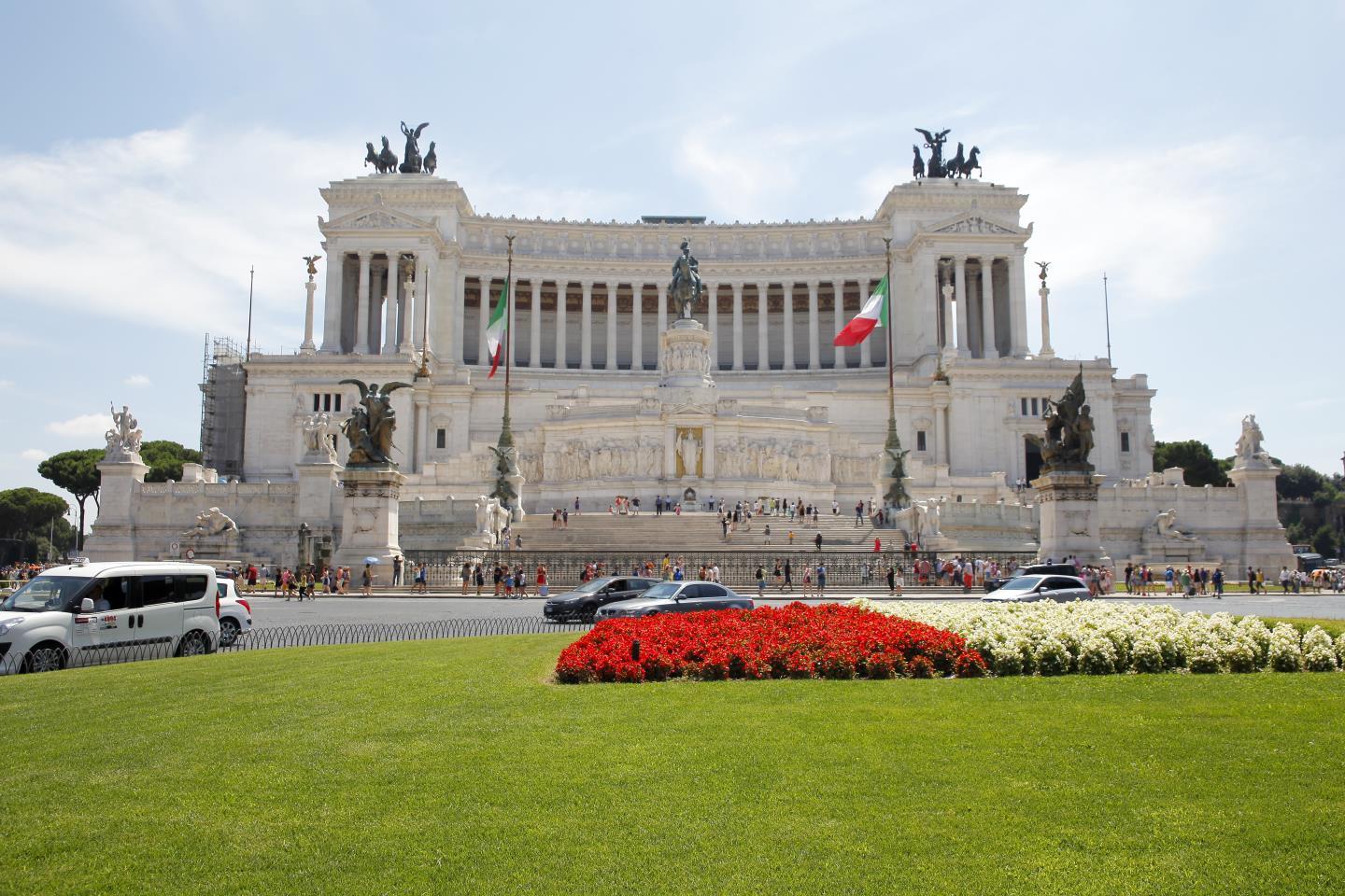ローマで最も目立つ建物 ヴィットーリオ エマヌエーレ2世記念堂 たびこふれ