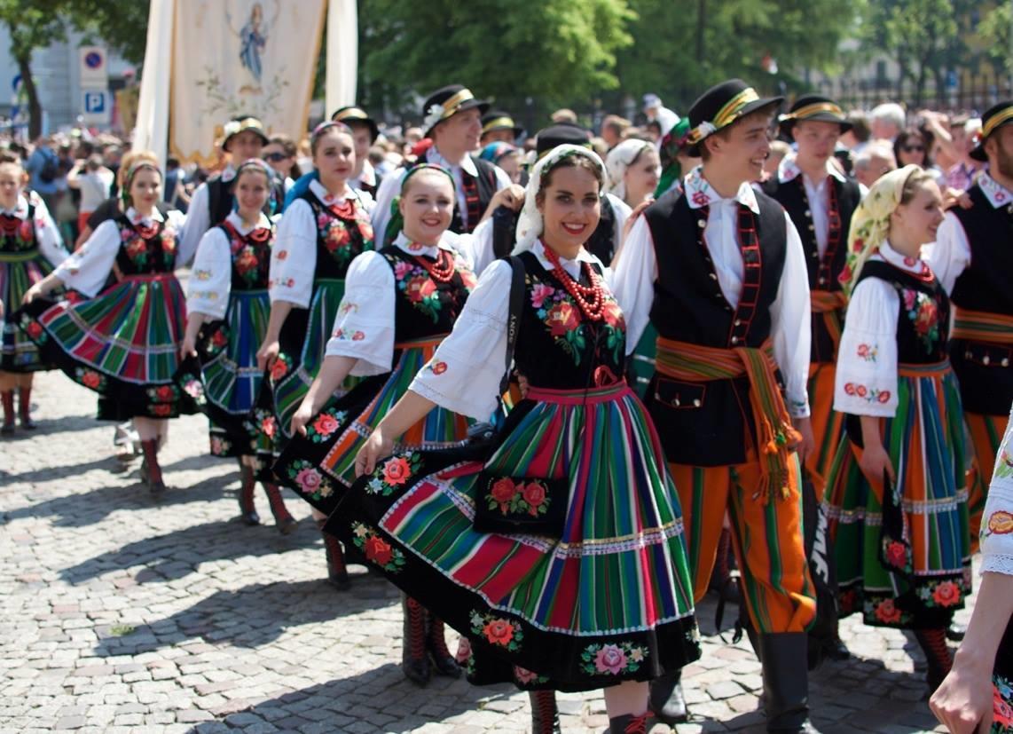 ポーランド カラフルで華やかな聖体節パレード たびこふれ