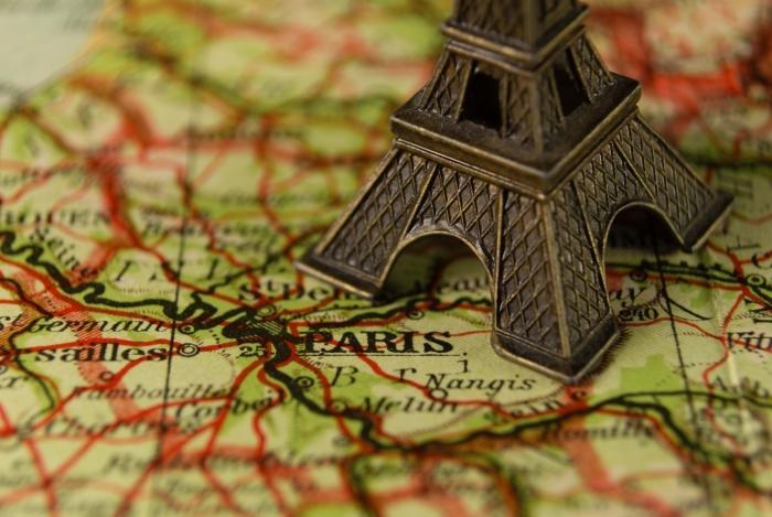 パリの地図とエッフェル塔