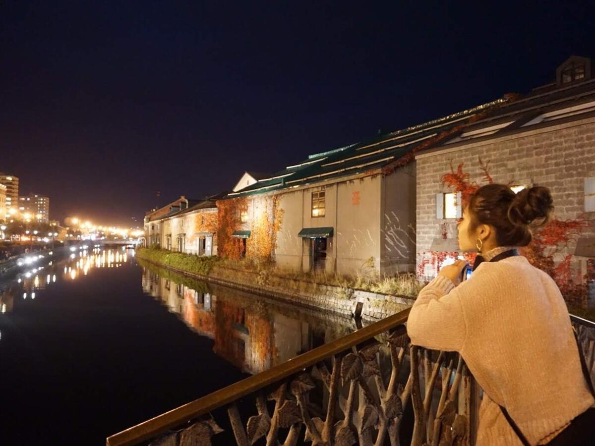 小樽運河の景色を楽しむ一人の女性