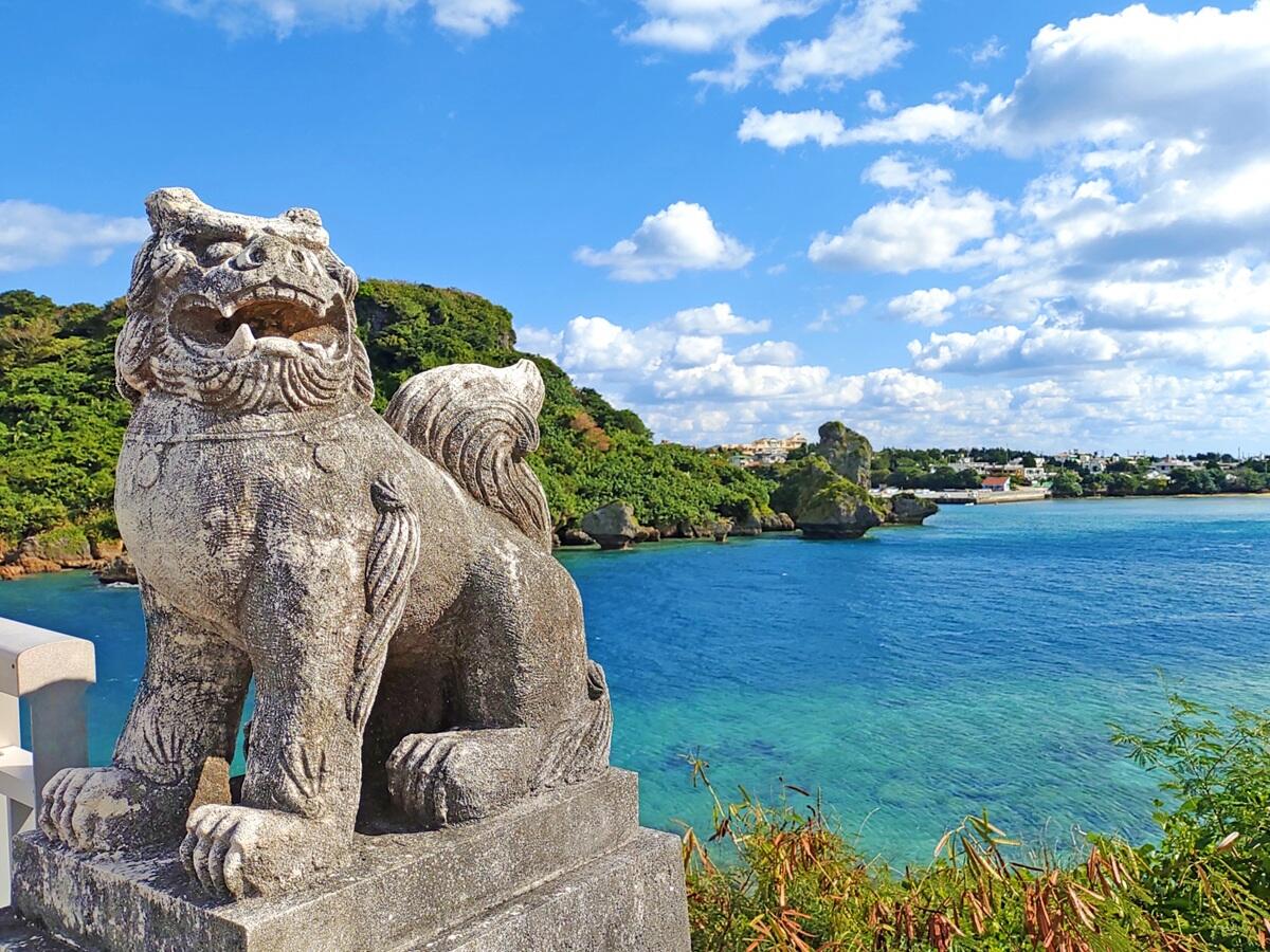 シーサーと沖縄の海