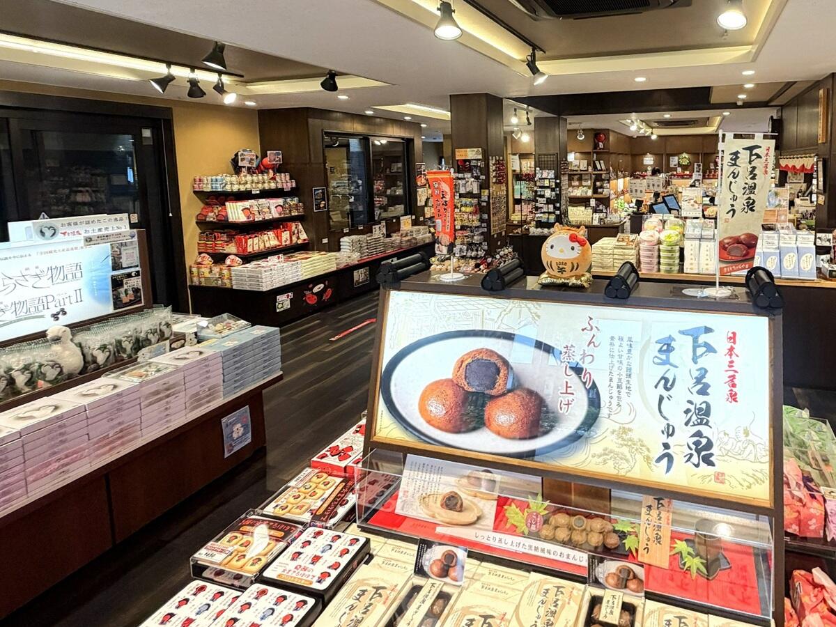 ヤマカワ招猫店の内観