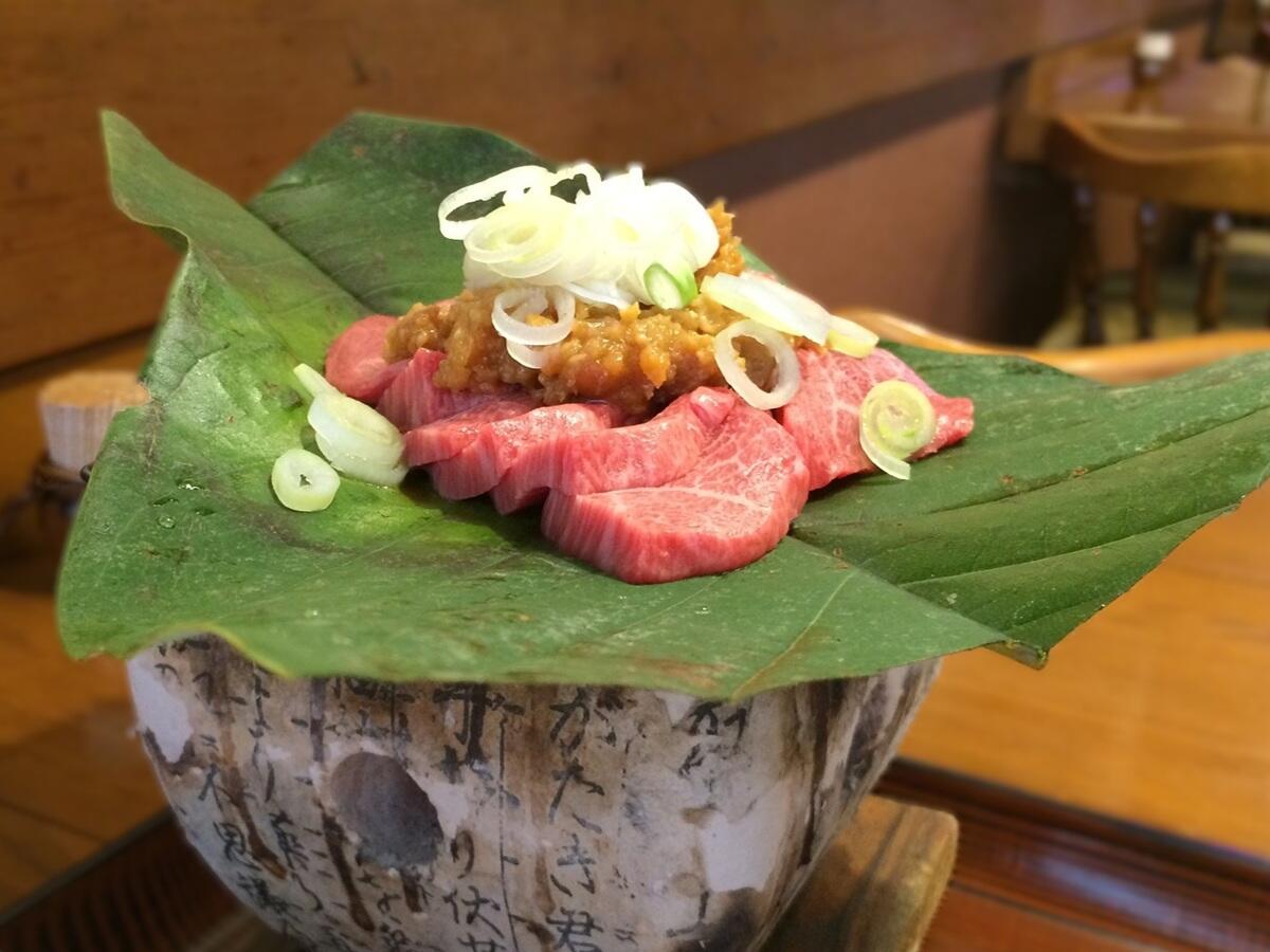 飛騨コンロで焼く高山地方ほおば味噌、牛肉