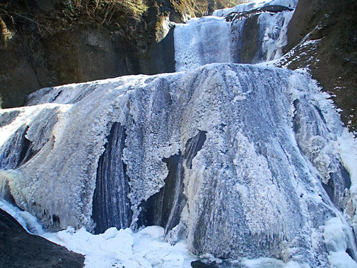 必見！氷瀑パノラマとライトアップが圧巻の奥久慈「袋田の滝」