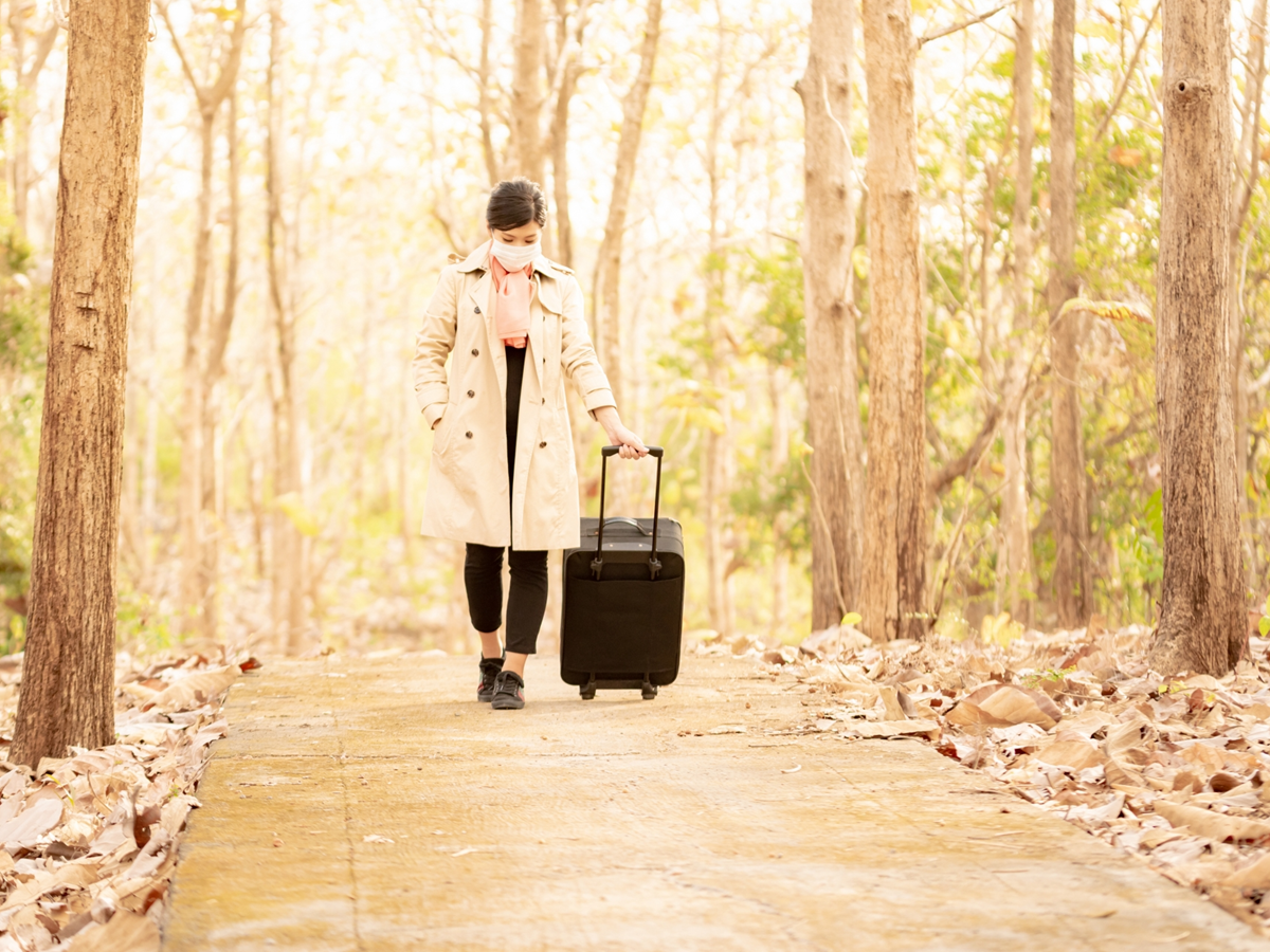 マスクをつけた旅行中の女性