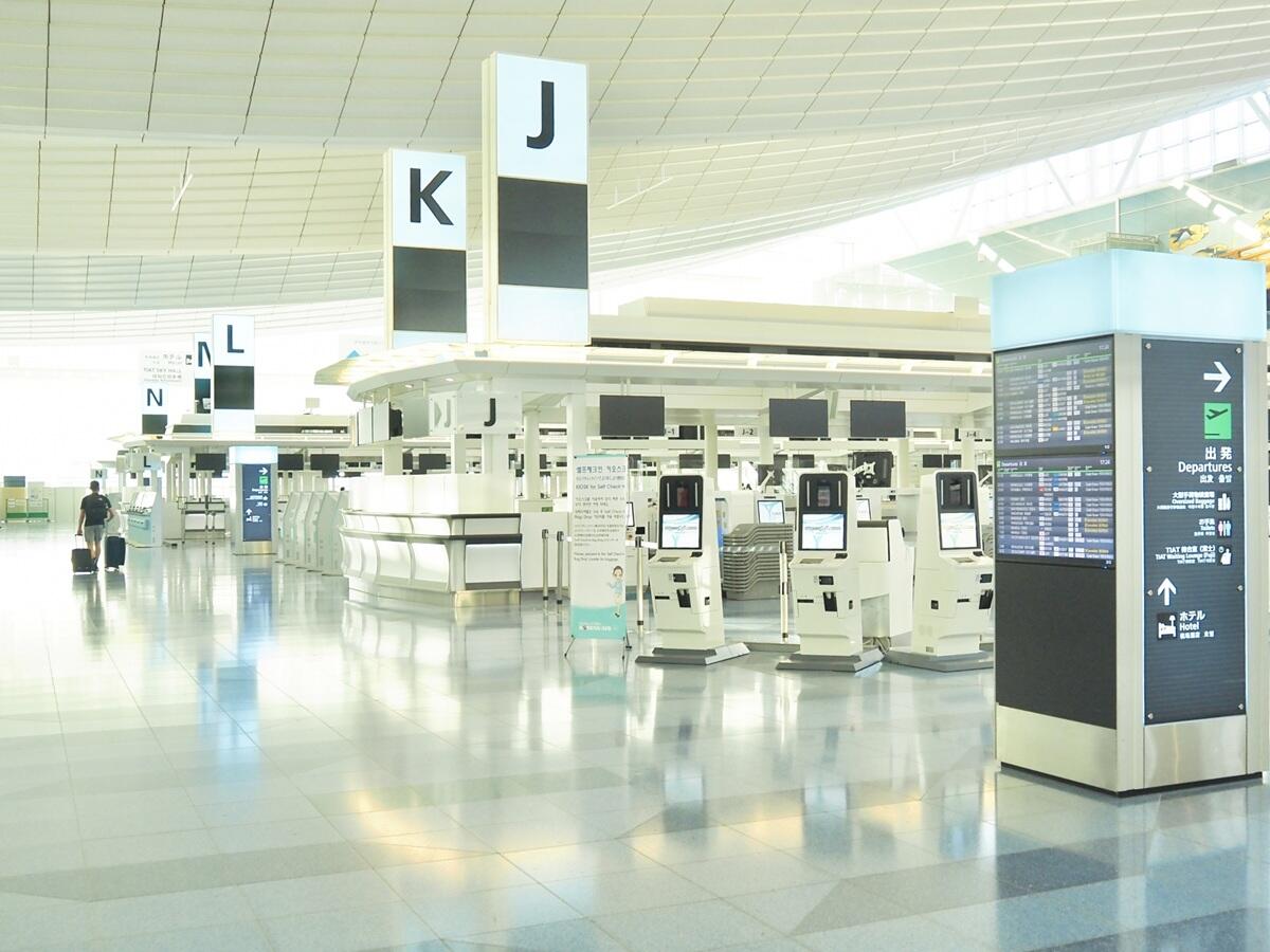 空港のチェックインカウンター
